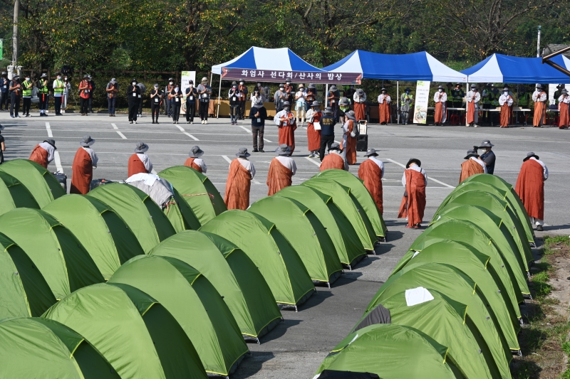 DSC_9572 사성암 주차장에서 2일차 순례를 회향하고 있는 대중